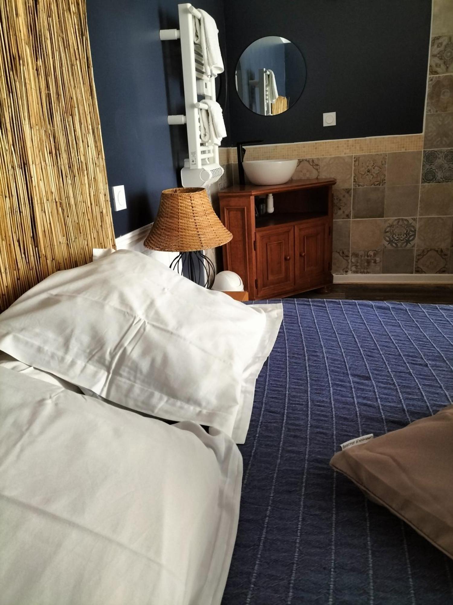 Les 2 Tours Hotel Chenay  ภายนอก รูปภาพ