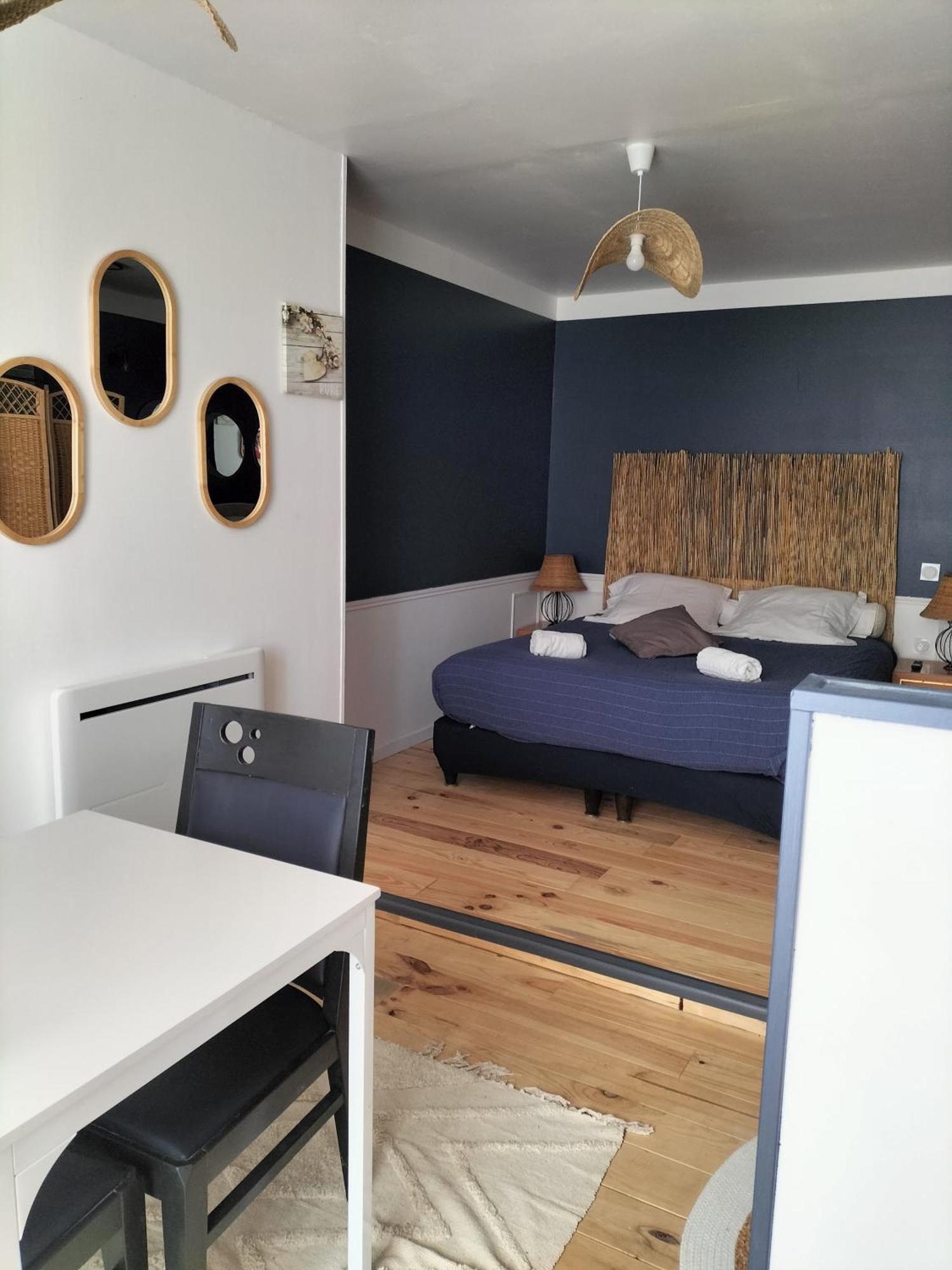 Les 2 Tours Hotel Chenay  ภายนอก รูปภาพ