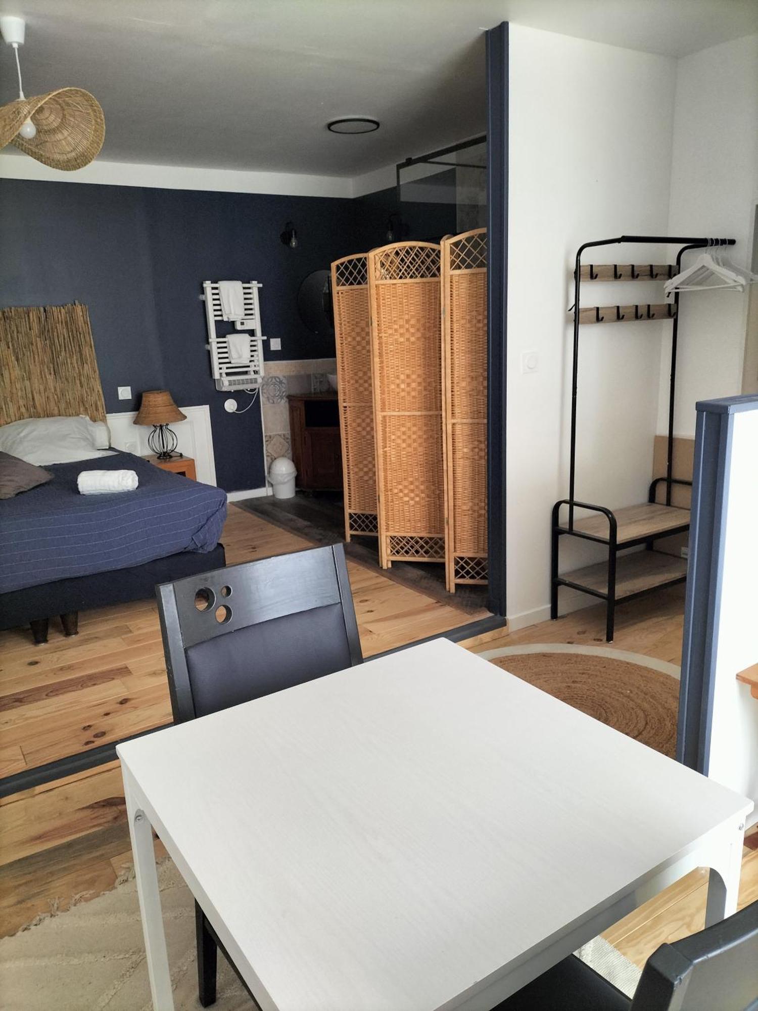 Les 2 Tours Hotel Chenay  ภายนอก รูปภาพ